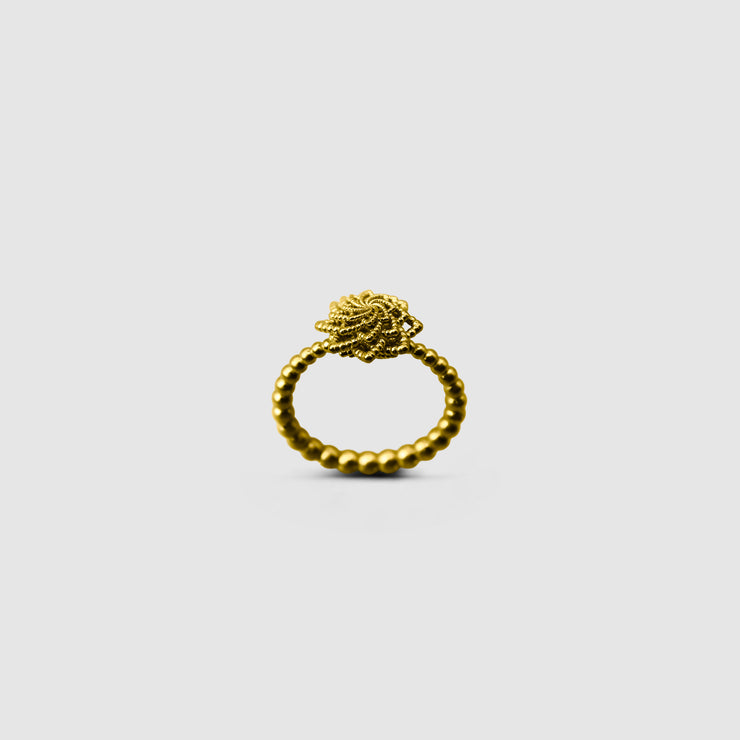 A bold reinterpretation of a timeless halo design, this ring fuses the ancient granulation technique with contemporary digital craftsmanship. Its sculptural silhouette and delicate design details make it a standout piece, expertly crafted in gold-plated brass or .925 silver as part of the PHAOS collection.