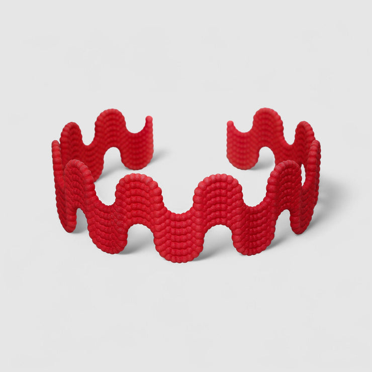 This statement chocker is crafted using advanced technology and hand finished in your choice of colour. Its material is a bioplastic polyamide powder made out of renewable resources that come from vegetable oil.