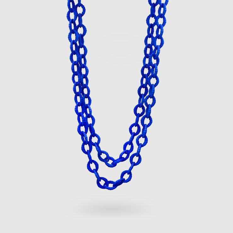 Playful chain necklace from 3D printed bioplastic of the PHAOS collection, hand-dyed in royal blue or a pink and red hue. Wrap it once, twice, or three times around the neck to complement your outfit with a pop of colour. Features a secure clasp fastening made from silver .925