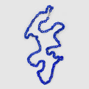 Playful chain necklace from 3D printed bioplastic of the PHAOS collection, hand-dyed in royal blue or a pink and red hue. Wrap it once, twice, or three times around the neck to complement your outfit with a pop of colour. Features a secure clasp fastening made from silver .925
