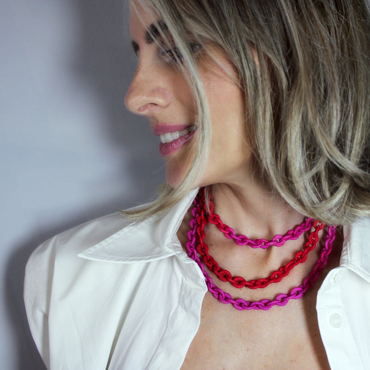 Playful chain necklace from 3D printed bioplastic of the PHAOS collection, hand-dyed in royal blue or a pink and red hue. Wrap it once, twice, or three times around the neck to complement your outfit with a pop of colour. Features a secure clasp fastening made from silver .925