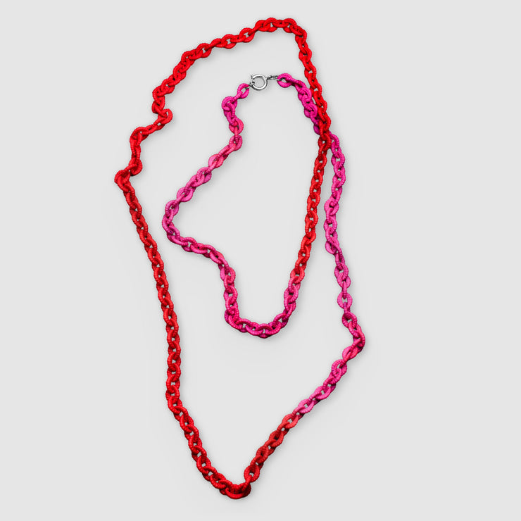Playful chain necklace from 3D printed bioplastic of the PHAOS collection, hand-dyed in royal blue or a pink and red hue. Wrap it once, twice, or three times around the neck to complement your outfit with a pop of colour. Features a secure clasp fastening made from silver .925