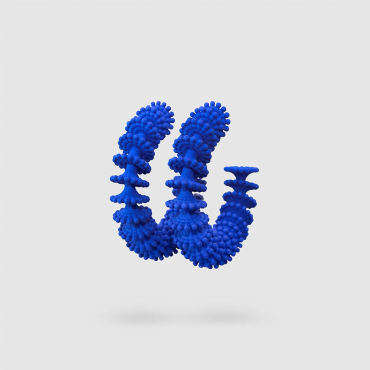 These chunky but ultra light hoops from the PHAOS collection are crafted from bioplastic with the use of advanced digital technology and hand dyed in royal blue. Wear them to bring a touch of vibrant colour to simple T-shirts, sweatshirts and hoodies.
