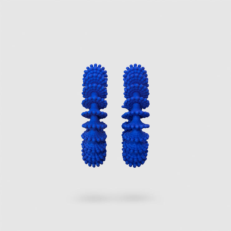 These chunky but ultra light hoops from the PHAOS collection are crafted from bioplastic with the use of advanced digital technology and hand dyed in royal blue. Wear them to bring a touch of vibrant colour to simple T-shirts, sweatshirts and hoodies.