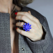 An expressive statement piece with a sculptural feel, this cocktail ring offers a contemporary take on the ancient art of granulation, brought to life through advanced 3D printing. It’s crafted from a strong, biosourced plastic and hand-dyed in your choice of colour.