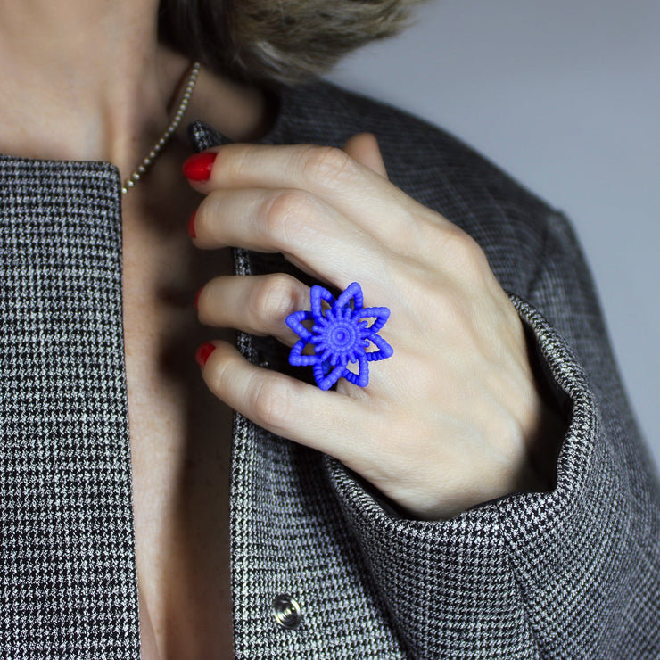 An expressive statement piece with a sculptural feel, this cocktail ring offers a contemporary take on the ancient art of granulation, brought to life through advanced 3D printing. It’s crafted from a strong, biosourced plastic and hand-dyed in your choice of colour.