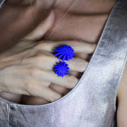 A bold statement piece with a sculptural edge, this open-band cocktail ring offers a contemporary take on the ancient art of granulation. 3D printed from a biosourced plastic known for its strength and distinctive sandy texture, each ring is hand-dyed and finished with care; a playful fusion of innovation and tradition.