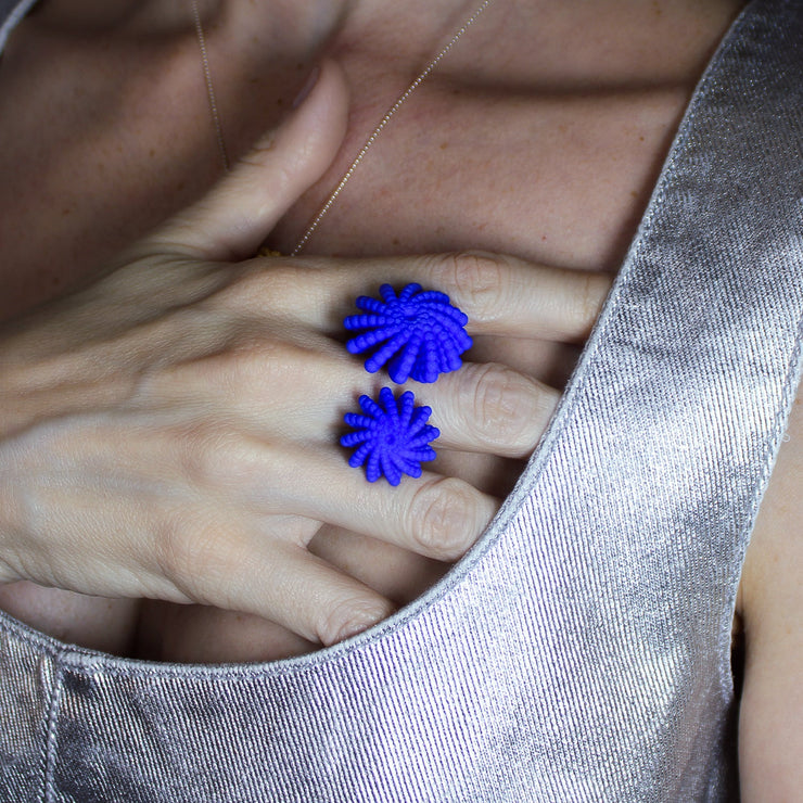 A bold statement piece with a sculptural edge, this open-band cocktail ring offers a contemporary take on the ancient art of granulation. 3D printed from a biosourced plastic known for its strength and distinctive sandy texture, each ring is hand-dyed and finished with care; a playful fusion of innovation and tradition.